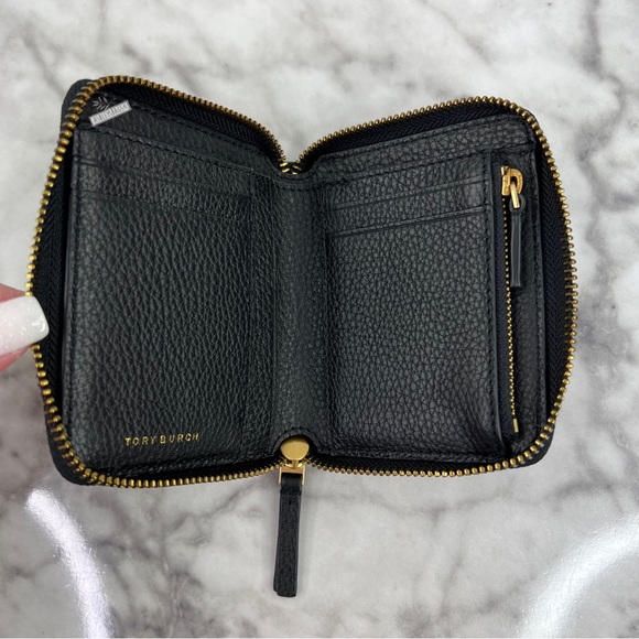 Tory Burch Britten Medium Wallet In Black - Picture 4 of 5
